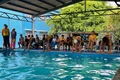 Các em học sinh tham gia thực hành kỹ thuật bơi an toàn dưới nước. Ảnh: Vũ Chi