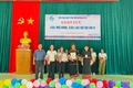 Ban tổ chức trao giải nhất, nhì cho các đội tham gia hội thi giao lưu các mô hình, câu lạc bộ Dự án 8. Ảnh: Vũ Chi