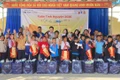 Ban tổ chức tặng quà cho các em học sinh Trường Tiểu học Kim Đồng. Ảnh: Thanh Tâm