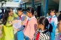 Cô Mã Thị Mai (Hiệu trưởng nhà trường) tặng quà cho các em học sinh có hoàn cảnh khó khăn tại chương trình. Ảnh: Vũ Chi