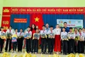 Ban tổ chức tặng quà cho các em học sinh Trường Tiểu học và THCS Trần Hưng Đạo. Ảnh: ĐVCC