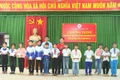 Hội Chữ thập đỏ huyện Phú Thiện phối hợp với Phòng Giáo dục và Đào tạo huyện tặng học bổng cho các em học sinh nghèo hiếu học. Ảnh: Bảo Anh