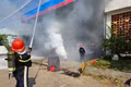 Lực lượng chuyên nghiệp triển khai chữa cháy và cứu nạn cứu hộ tại cửa hàng xăng dầu Phú Thiện. Ảnh: ĐVCC