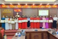 Ban tổ chức tặng giấy khen cho 15 giáo viên có thành tích xuất sắc trong hội thi. Ảnh: ĐVCC