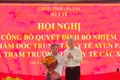 Giám đốc Sở Y tế Lê Quang Hùng trao quyết định điều động và bổ nhiệm ông Phạm Chí Quang giữ chức vụ Giám đốc Trung tâm Y tế Ayun Pa. Ảnh: Vũ Chi