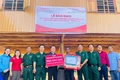 Hội Cựu chiến binh tỉnh Gia Lai phối hợp với các đơn vị tài trợ và UBND xã Ia Rsai bàn giao nhà “Nghĩa tình đồng đội” cho hội viên Rô Lút (thứ 5 từ phải sang). Ảnh: Vũ Chi