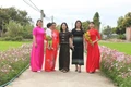 Chị em phụ nữ xã Pờ Tó rạng rỡ bên con đường hoa thôn Bình Hòa. Ảnh: Vũ Chi