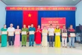 Chủ tịch UBND xã Ia Sao Ksor H'Khuyên (đứng giữa) tặng giấy khen cho các tập thể có thành tích xuất sắc trong phong trào thi đua yêu nước giai đoạn 2020-2025. Ảnh: V.C