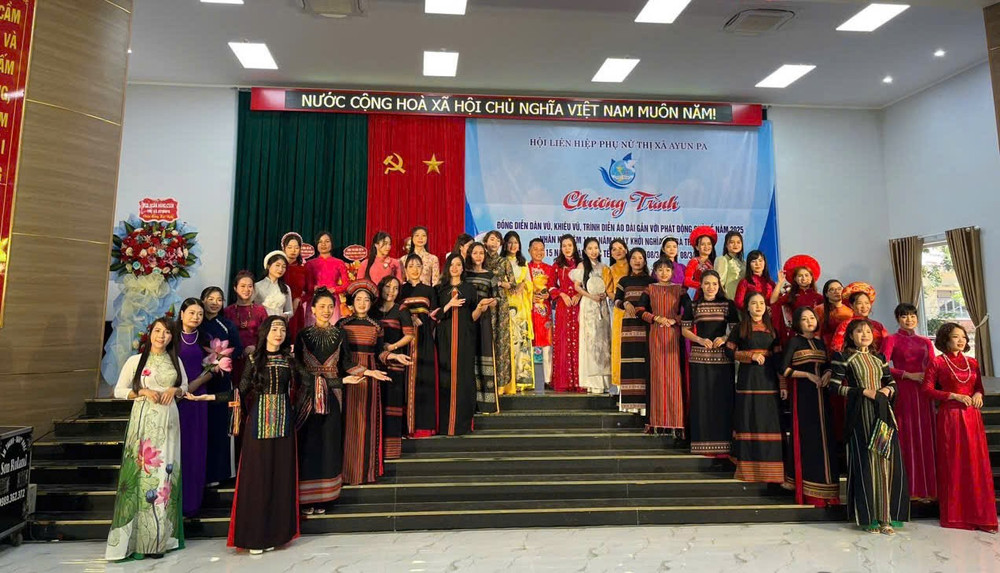 Tiết mục trình diễn áo dài của cán bộ, hội viên phụ nữ thị xã thu hút sự theo dõi, cổ vũ của đông đảo khán giả. Ảnh: Vũ Chi 12.jpg