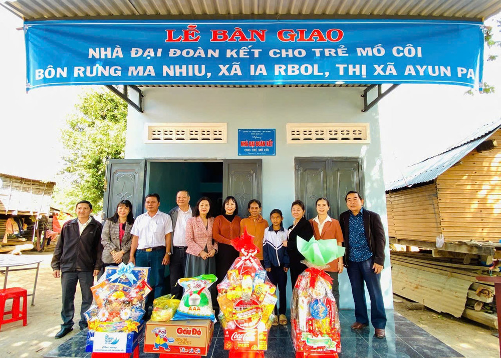 Hội Bảo trợ người khuyết tật và trẻ mồ côi thị xã phối hợp với các đơn vị tài trợ bàn giao nhà "Đại đoàn kết" cho gia đình em Ksor H'Ban. Ảnh: Vũ Chi hoi-bao-tro-nguoi-khuyet-tat-va-tre-mo-coi-thi-xa-phoi-hop-voi-cac-don-vi-tai-tro-ban-giao-nha-dai-doan-ket-cho-3-tre-mo-coi-tai-xa-ia-rbol-anh-vu-chi.jpg