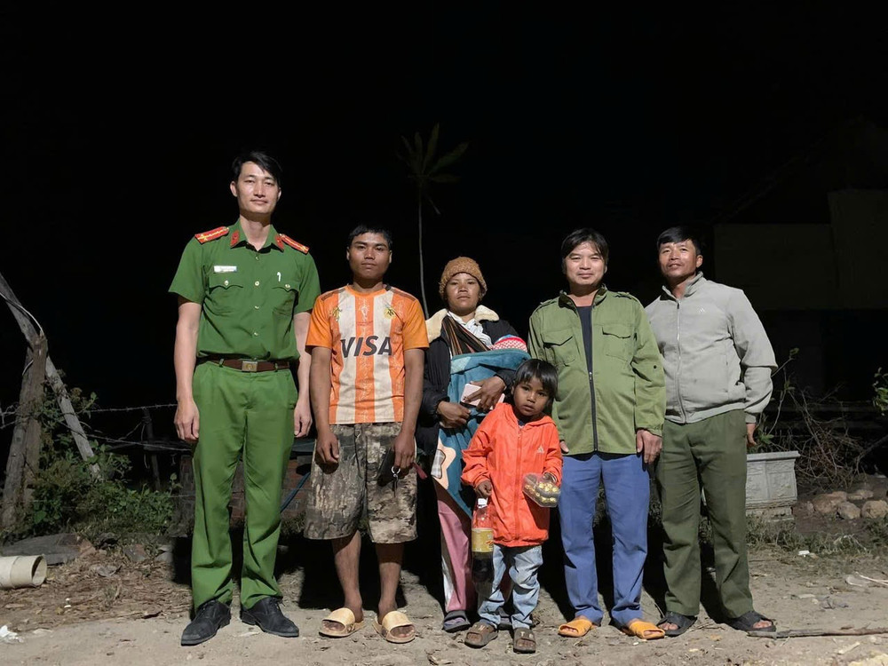 Chính quyền xã Chư A Thai bàn giao cháu Ksor Si Thom cho gia đình. Ảnh: ĐVCC chinh-quyen-xa-chu-a-thai-ban-giao-chau-ksor-si-thom-cho-gia-dinh-anh-dvcc.jpg