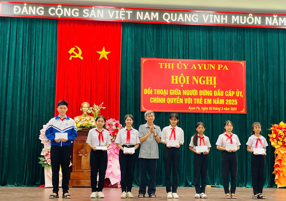 Bí thư Thị ủy Ayun Pa Trần Quốc Khánh tặng quà cho các em thiếu nhi tham gia hội nghị đối thoại. Ảnh: Vũ Chi z6380281994535-e9e5e134fabccf5737ea71cc7030729b.jpg