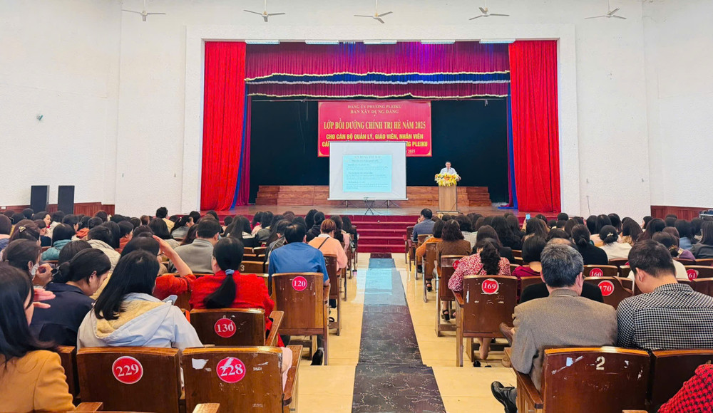 Quang cảnh lớp bồi dưỡng. Ảnh: Bá Bính z6858476414305-a621c01f00877f4e3031a04827f48ac2.jpg