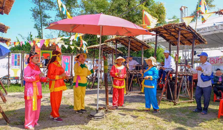 hoi-danh-bai-choi-dan-gian-phuc-vu-du-khach-tray-hoi-chua-ba-cang-thi-nuoc-man.jpg