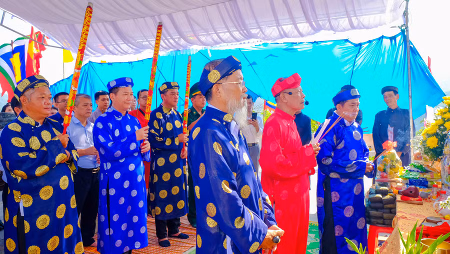 tien-hanh-nghi-le-dang-huong-cung-kinh-ruoc-giac-linh-duc-thanh-tran-2.jpg