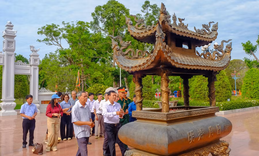dai-bieu-du-khai-mac-trung-bay-anh-chuyen-de-tai-bao-tang-quang-trung-dang-huong-den-tho-tay-son-tam-kiet.jpg