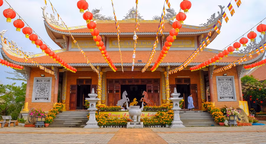 chua-linh-son-nam-tren-ban-dao-phuong-mai-la-noi-luu-giu-tin-nguong-xin-bua-phat-loi-cua-cu-dan-vung-bien-2.jpg