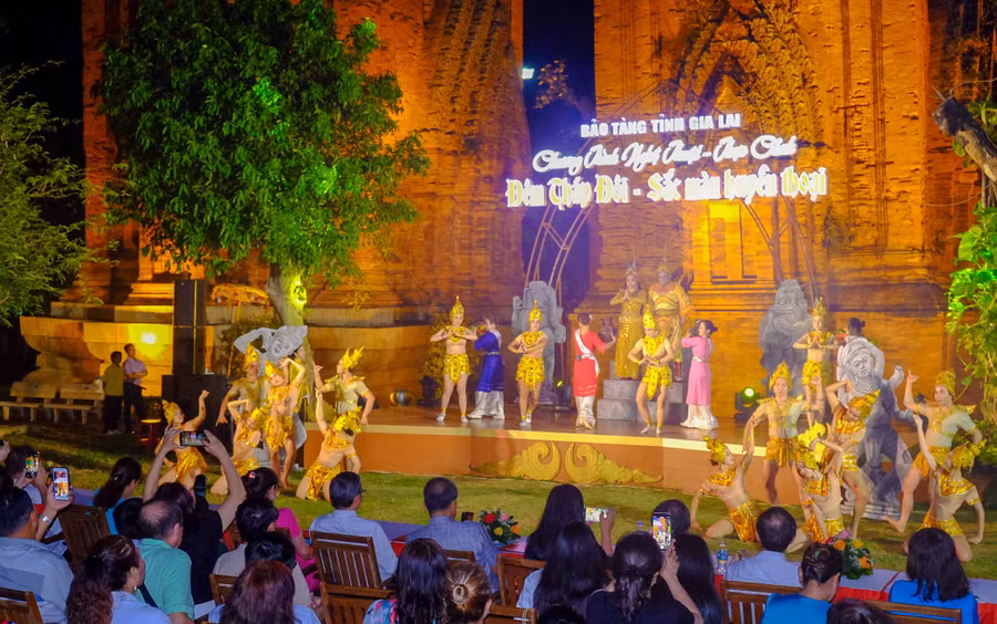 trich-doan-ca-kich-bai-choi-le-tan-phong-hoang-hau-mang-dam-dau-an-nghe-thuat-truyen-thong.jpg