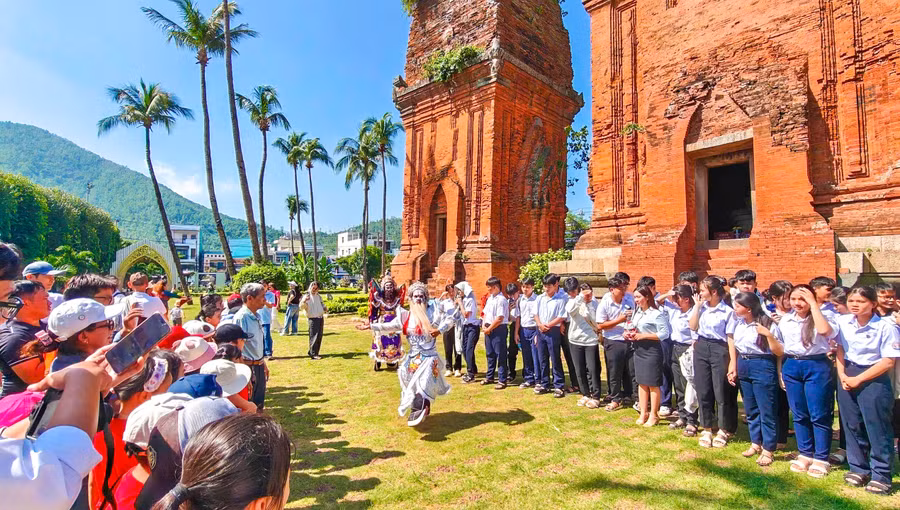 gioi-thieu-phuc-trang-vu-dao-hoa-trang-nghe-thuat-hat-boi-binh-dinh.jpg