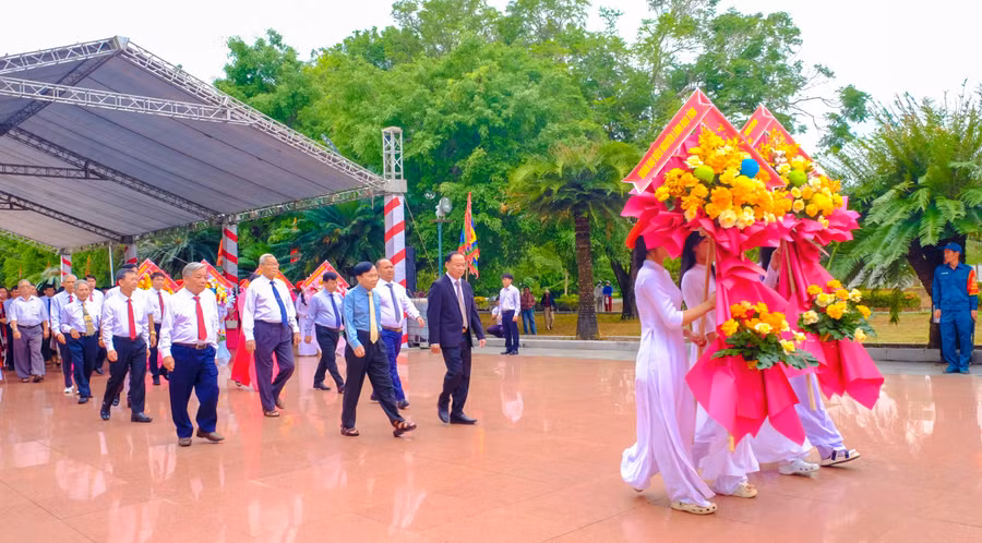 lanh-dao-tinh-cung-dai-bieu-du-le-dang-hoa-tuong-dai-hoang-de-quang-trung-tai-bao-tang-quang-trung-1.jpg