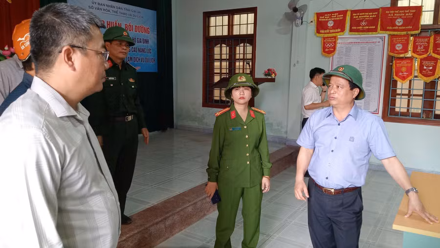 pho-chu-tich-thuong-truc-ubnd-tinh-nguyen-tuan-thanh-kiem-tra-cong-tac-ung-pho-bao-so-13-tai-lang-bien-nhon-hai-1.jpg