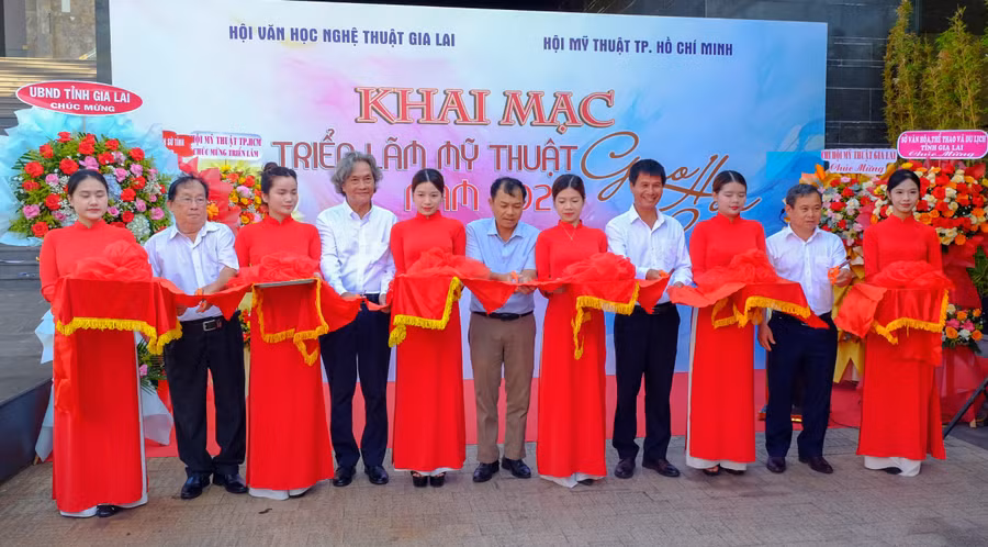 thuc-hien-nghi-thuc-khai-mac-trien-lam-my-thuat-giao-hoa-2-nam-2026-khai-mac-chieu-26-5.jpg