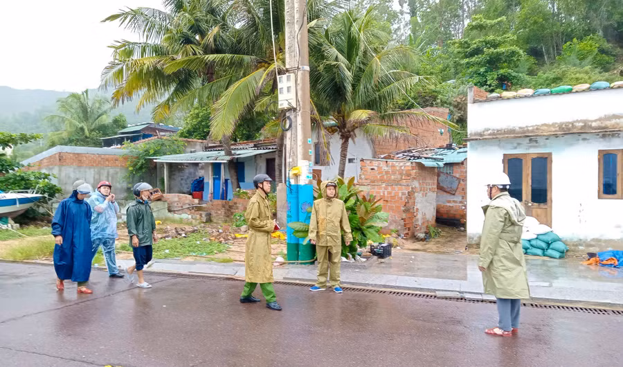 khu-vuc-ganh-tren-o-lang-bien-nhon-hai-nguoi-dan-da-so-tanjpg.jpg