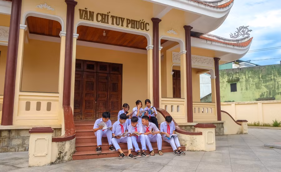 van-chi-tuy-phuoc-tro-thanh-diem-den-giao-duc-lich-su-cho-hoc-sinhjpg.jpg