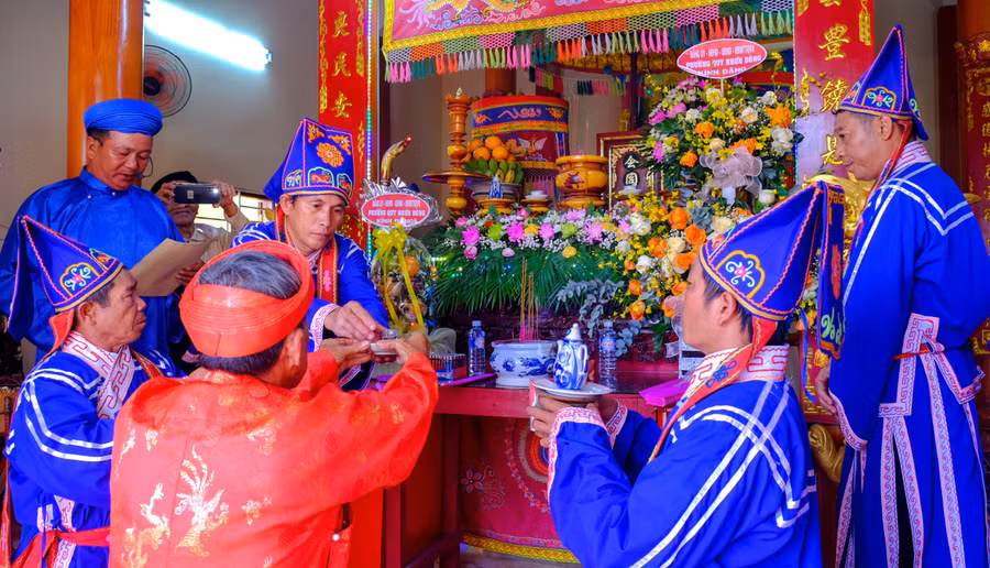 hien-le-len-an-tien-thuc-hien-nghi-le-te-than-nam-hai.jpg
