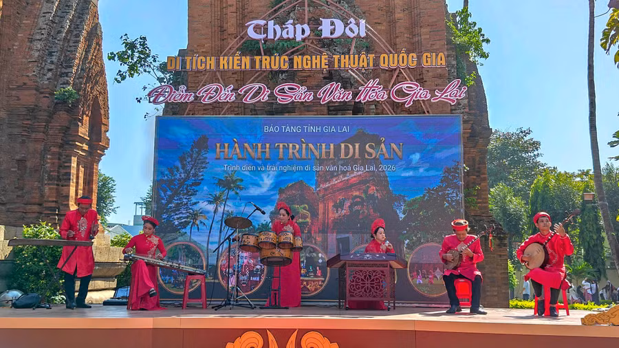 hoa-tau-nhac-cu-dan-toc.jpg
