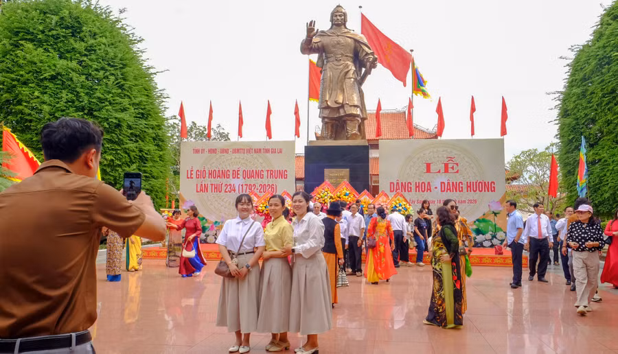 dong-dao-nguoi-dan-du-khach-ve-bao-tang-quang-trung-tham-quan-du-le-gio-hoang-de-quang-trung-1.jpg