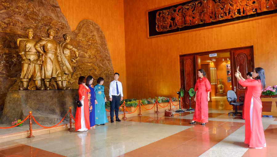 tu-ngay-9-den-ngay-10-9-bao-tang-quang-trung-mo-cua-phuc-vu-mien-phi-khach-tham-quan-du-le-gio-hoang-de-quang-trung-2.jpg