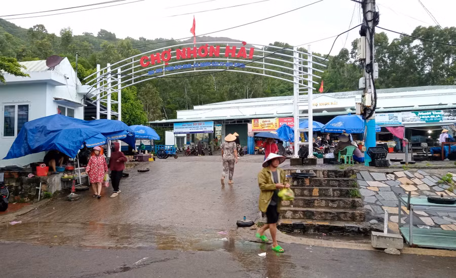 nguoi-dan-lang-bien-nhon-hai-tranh-thu-den-cho-mua-them-luong-thuc-de-ung-pho-mua-baojpg.jpg