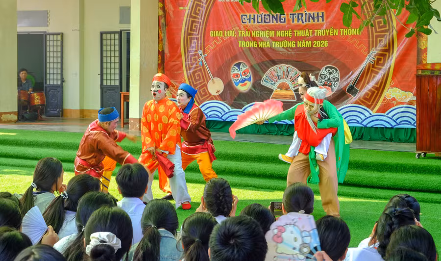 trich-doan-hat-boi-ong-gia-cong-vo-di-xem-hoi-do-cac-nghe-si-doan-tuong-dao-tan-bieu-dien-thu-hut-su-theo-doi-cua-hoc-sinh.jpg