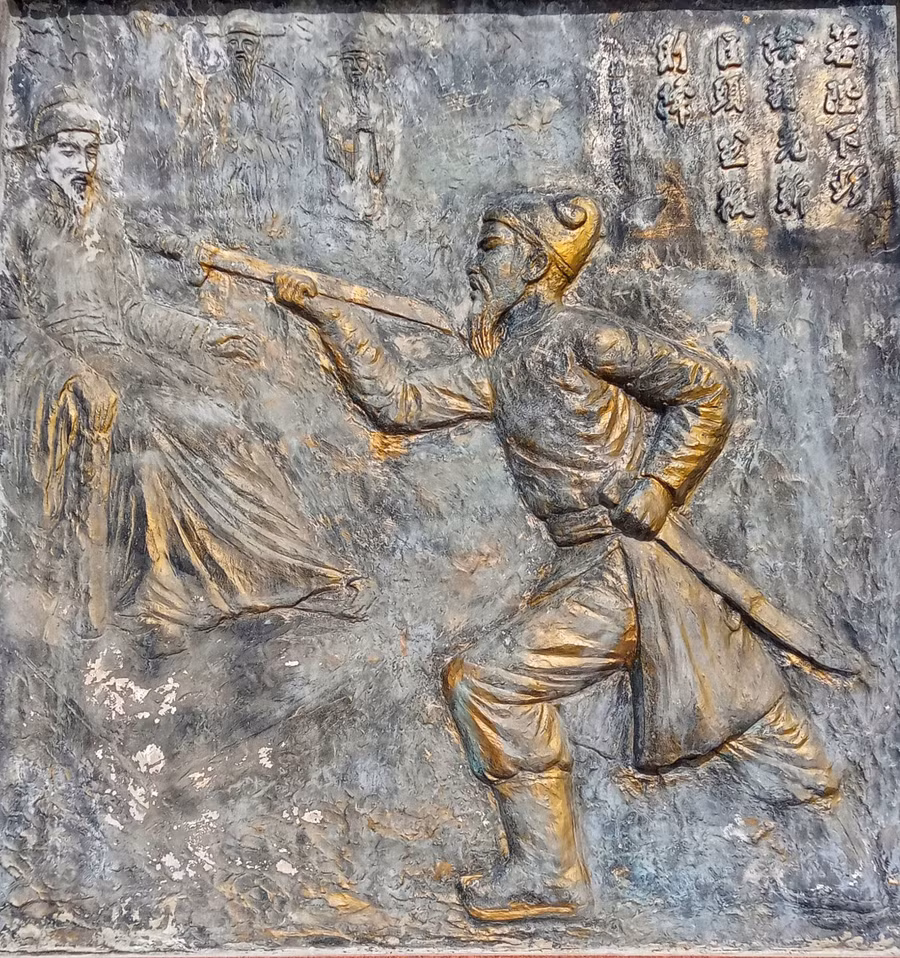 ben-trai-la-buc-phu-dieu-tai-hien-canh-tran-hung-dao-dang-guom-cho-vua-tran-voi-cau-noi-bat-hujpg.jpg