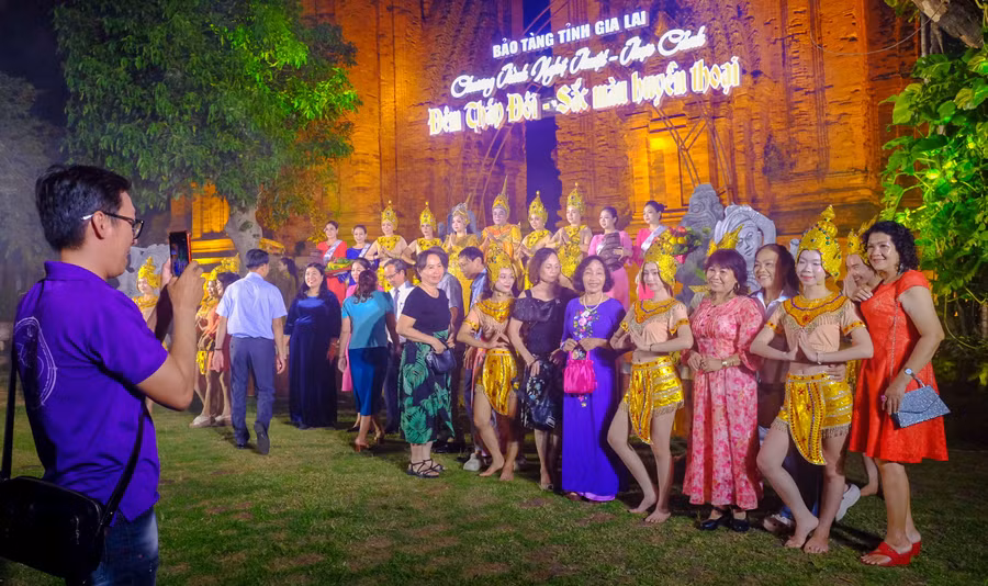 nguoi-dan-du-khach-chup-anh-giao-luu-voi-cac-nghe-si-trong-dem-dien-khai-mac.jpg