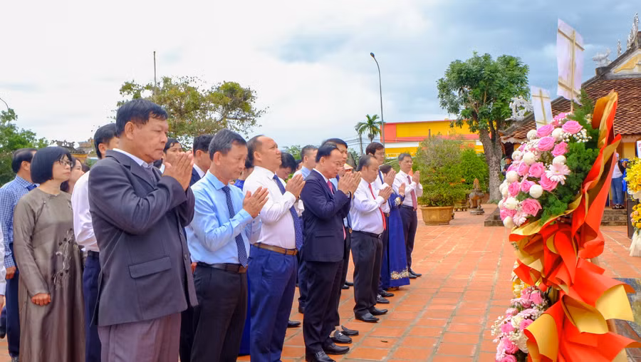 lanh-dao-tinh-cung-dai-bieu-du-le-dang-huong-tuong-dai-hoang-de-quang-trung-tai-di-tich-an-khe-truong-1.jpg