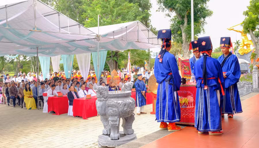 thuc-hien-nghi-le-co-truyen-tai-le-khan-cao-gio-hoang-de-quang-trung-lan-thu-234-tai-dien-tho-tay-son-tam-kiet-khuon-vien-di-tich-an-khe-truong-3.jpg