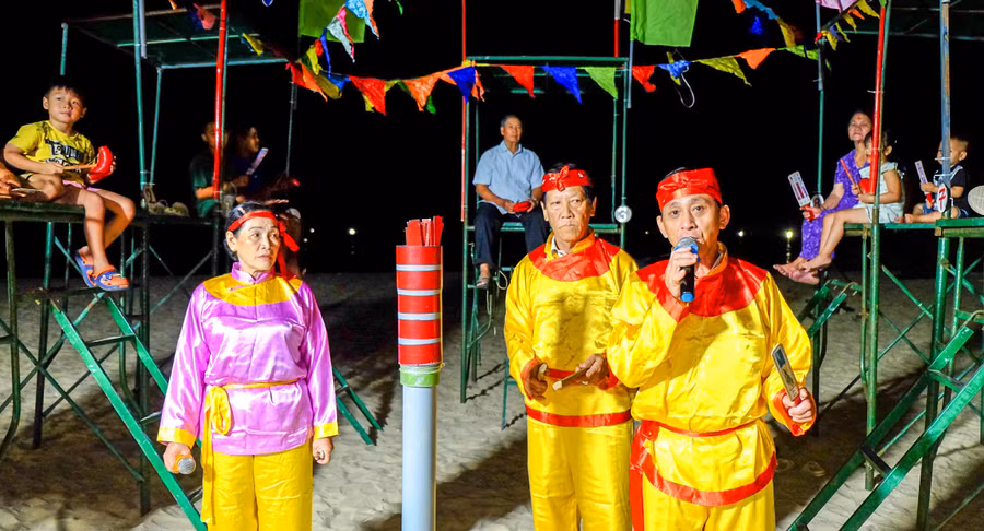 hoi-bai-choi-dien-ra-tai-lang-bien-nhon-hai-gop-phan-lam-phong-phu-san-pham-du-lich-gan-ket-van-hoa-truyen-thong-voi-khong-gian-bien-dao.jpg