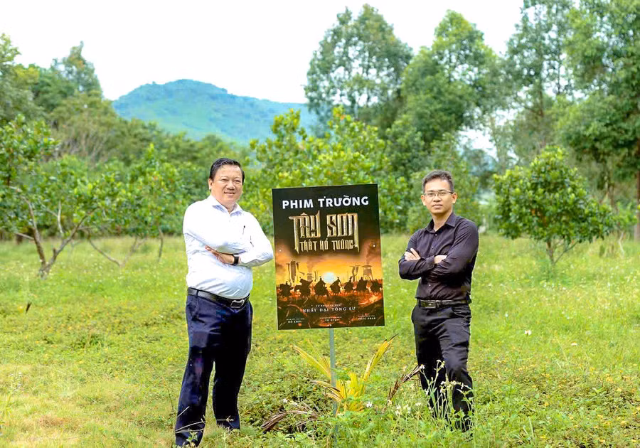 dao-dien-vo-duc-bia-phai-va-co-van-du-an-phim-phan-phuc-bia-trai-trong-chuyen-khao-sat-chon-phim-truongjpg.jpg