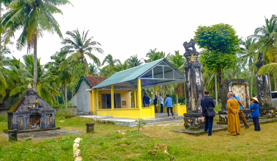 chua-cay-thi-nam-giua-khong-gian-yen-binh-cua-vung-quejpg.jpg