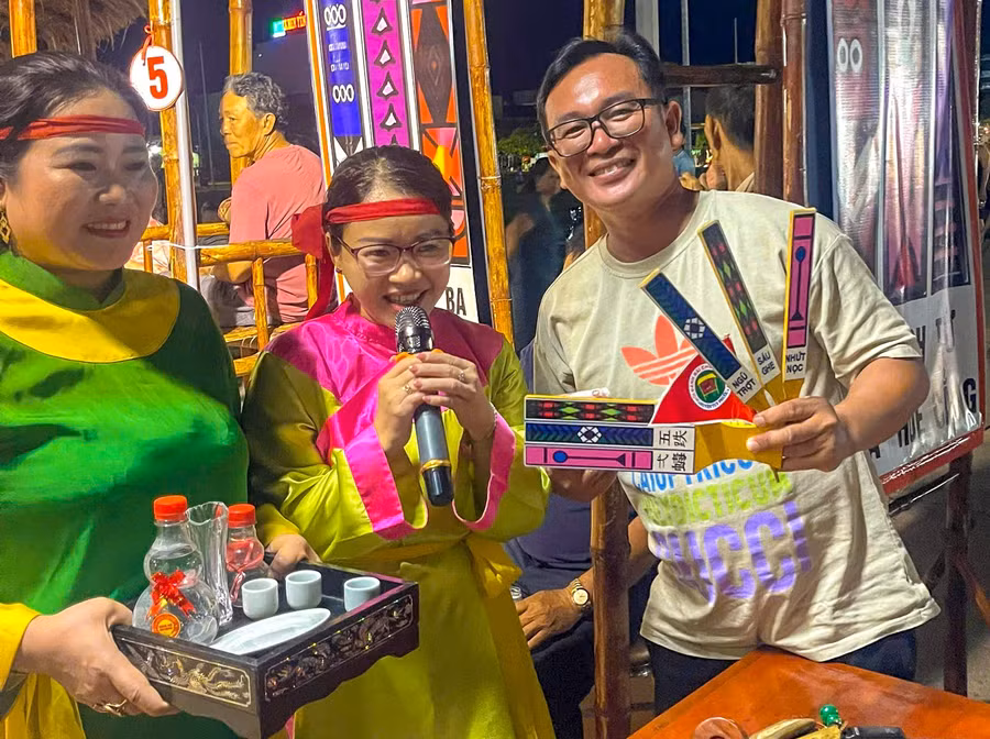 cac-anh-hieu-chi-hieu-voi-loi-ho-thai-di-dom-gop-phan-lam-song-dong-khong-gian-hoi-danh-bai-choi-dan-gian-tai-lang-bien-nhon-ly.jpg
