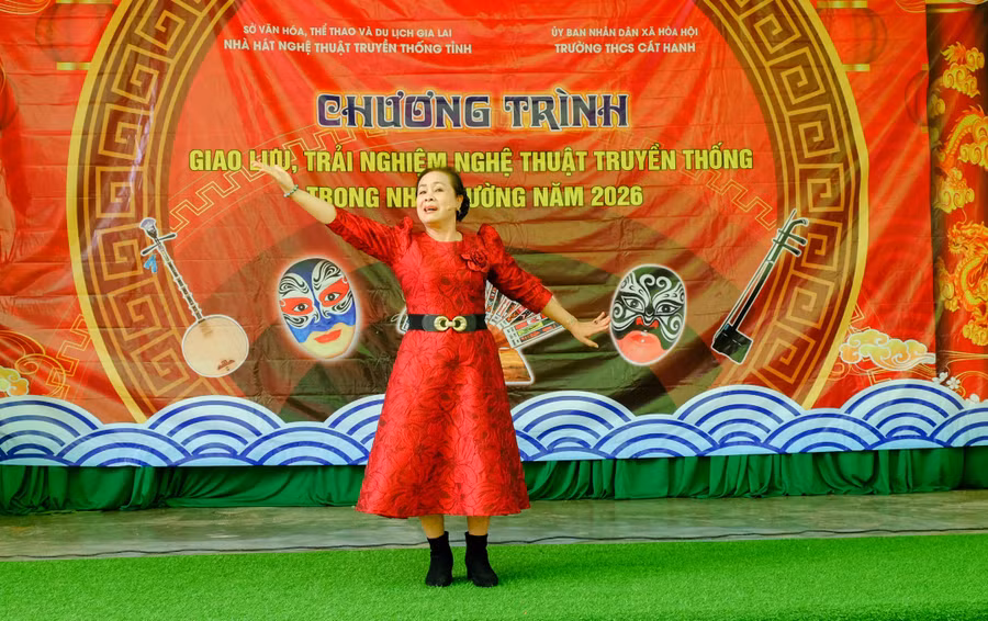 nsnd-phuong-thao-gioi-thieu-ky-thuat-hoa-trang-dong-tac-bieu-dien-hat-boi-giup-hoc-sinh-tiep-can-nghe-thuat-truyen-thong-mot-cach-truc-quan-sinh-dong.jpg