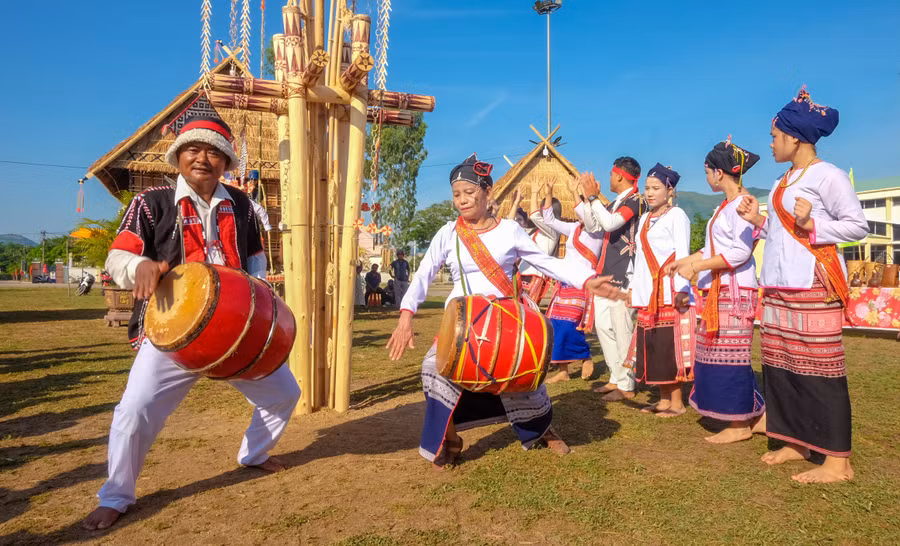 nghe-nhan-nguyen-chi-linh-bia-trai-va-nghe-nhan-uu-tu-nguyen-thi-ngoc-huong-thu-hai-tu-trai-sang-la-doi-ban-dien-an-y-khi-trinh-dien-trong-ko-toang.jpg