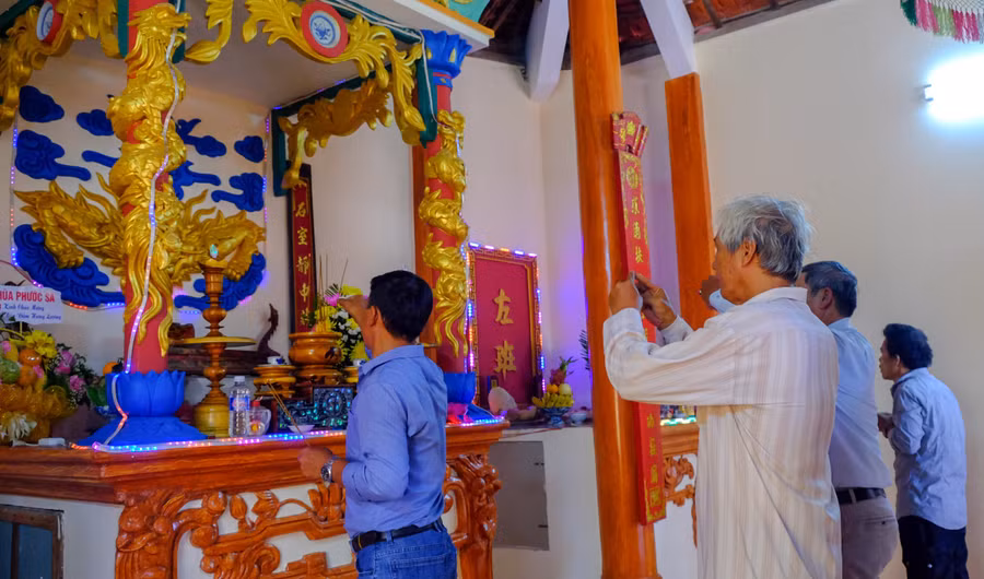 nguoi-dan-ve-lang-ong-nam-hai-van-dam-hung-luong-dang-huong-cau-nguyen-nhung-dieu-tot-dep.jpg