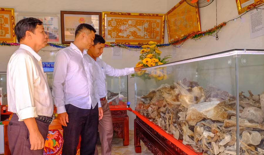 nha-trung-bay-cac-ban-phuc-che-sac-phong-trieu-nguyen-va-cot-ca-ong-phuc-vu-nhu-cau-tham-quan-cua-du-khach-tai-di-tich-lang-ong-nam-hai-van-dam-hung-luong.jpg