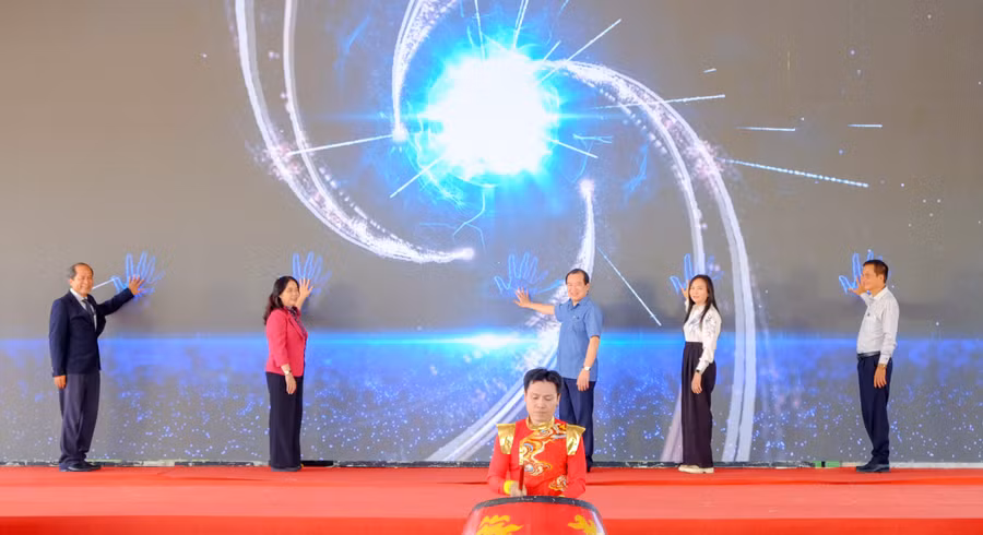 cac-dai-bieu-thuc-hien-nghi-thuc-phat-dong-xay-dung-moi-truong-khong-khoi-thuoc-tai-cac-diem-tham-quan-va-co-so-luu-tru-du-lich.jpg