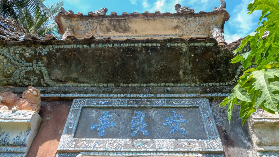 ba-chu-han-ben-phai-doc-qua-an-luong-dinh-dap-noi-va-kham-xa-cu-tren-cong-dinh.jpg