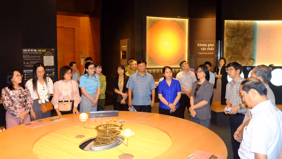 pho-chu-tich-ubnd-tinh-nguyen-thi-thanh-lich-thu-4-tu-phai-sang-khao-sat-trung-tam-kham-pha-khoa-hoc-va-doi-moi-sang-taojpg.jpg