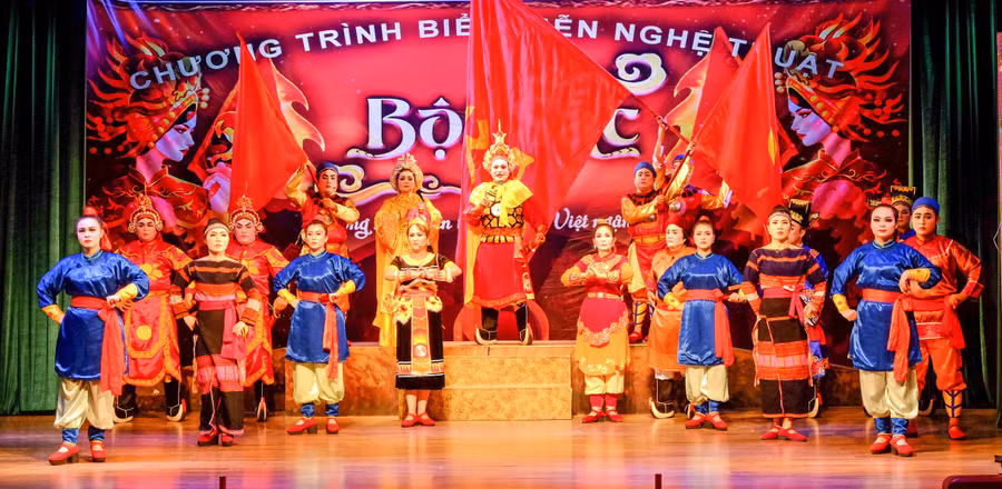 trich-doan-tuong-quang-trung-len-ngoi-vo-tuong-quang-trung-dai-pha-quan-thanh-la-mot-trong-nhung-tiet-muc-cua-nha-hat-nghe-thuat-truyen-thong-tinh-gia-lai-dan-dung-bieu-dien-phuc-vu-du-lich.jpg
